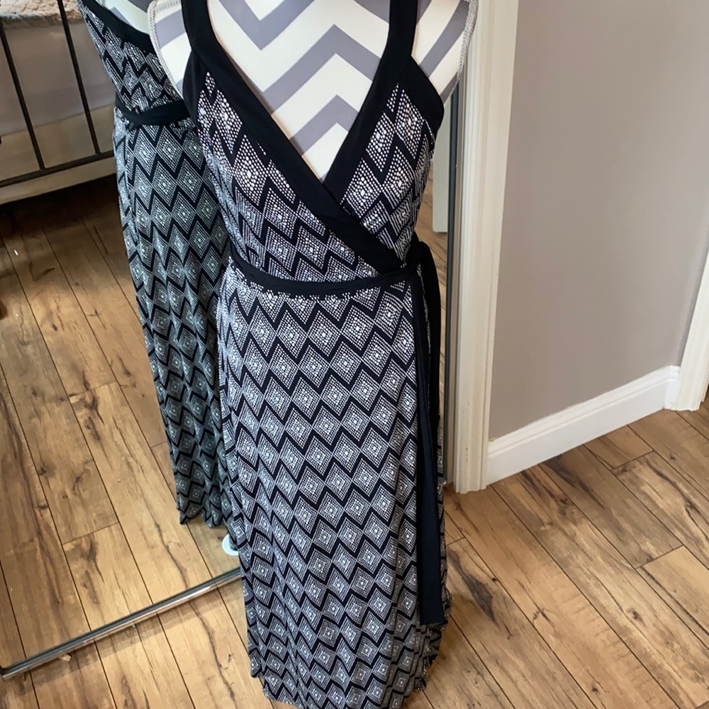 Banana Republic size M black and white wrap around maxi dress
